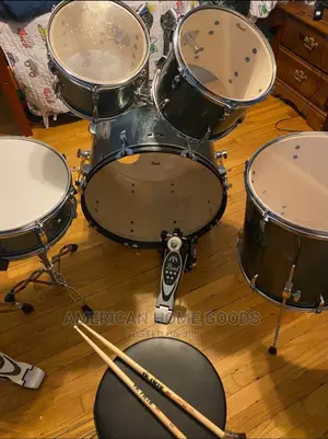 Pearl Drum Set in Golden Metallic