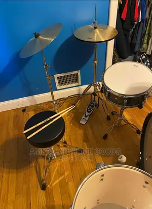 Pearl Drum Set in Golden Metallic