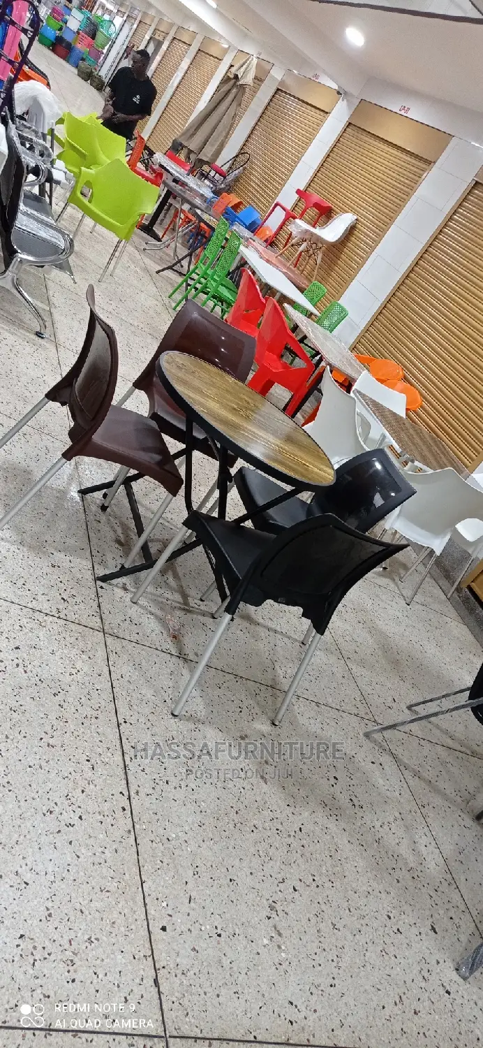 Round Shape Wooden Restaurant Set