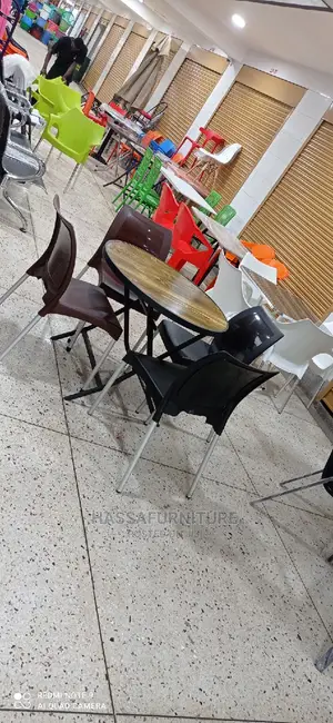 Round Shape Wooden Restaurant Set