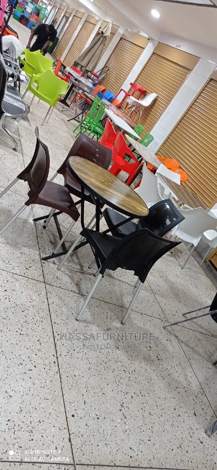 Round Shape Wooden Restaurant Set