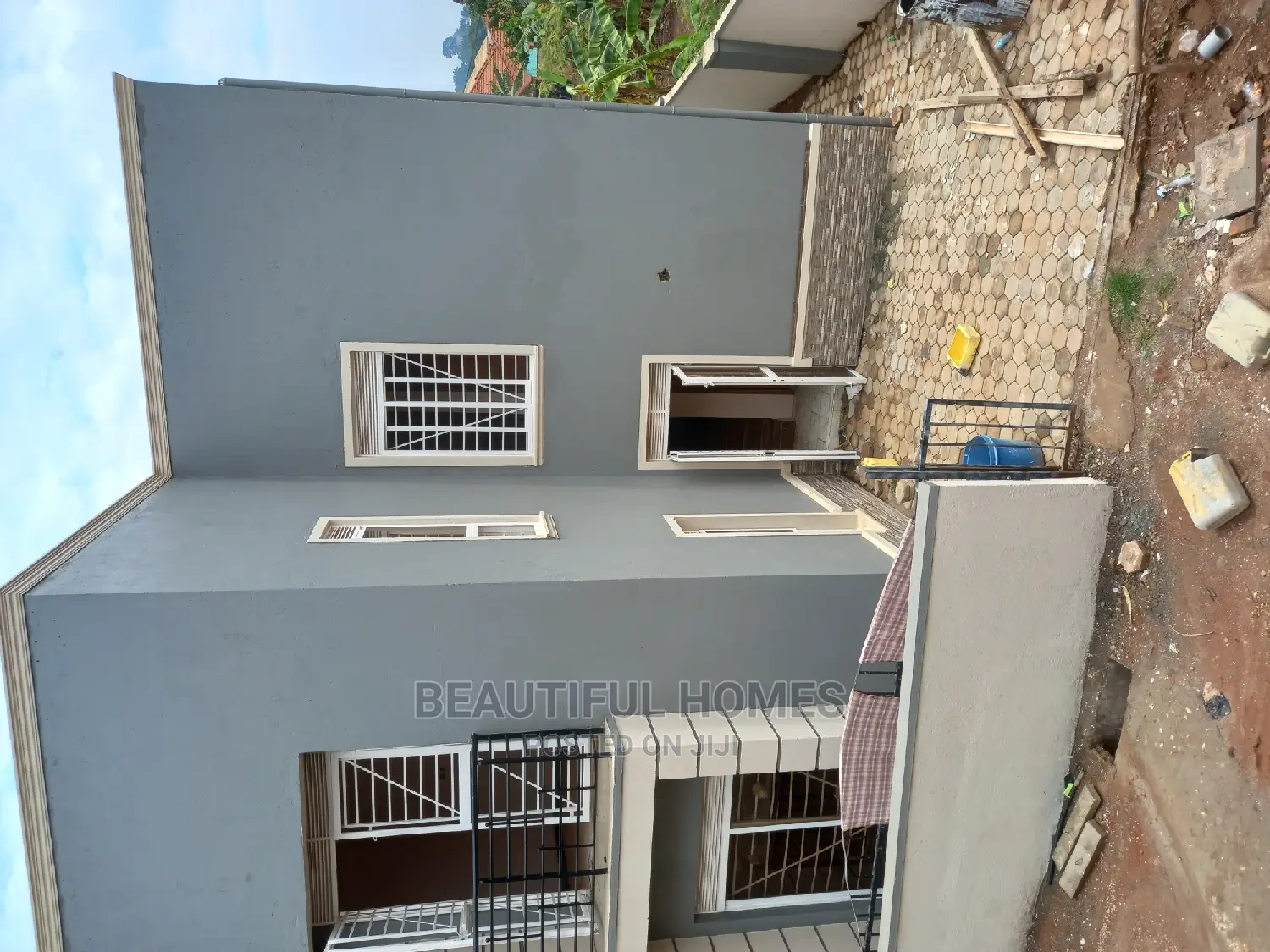 Furnished 4bdrm Townhouse/Terrace in Kira Tarmacked for Sale