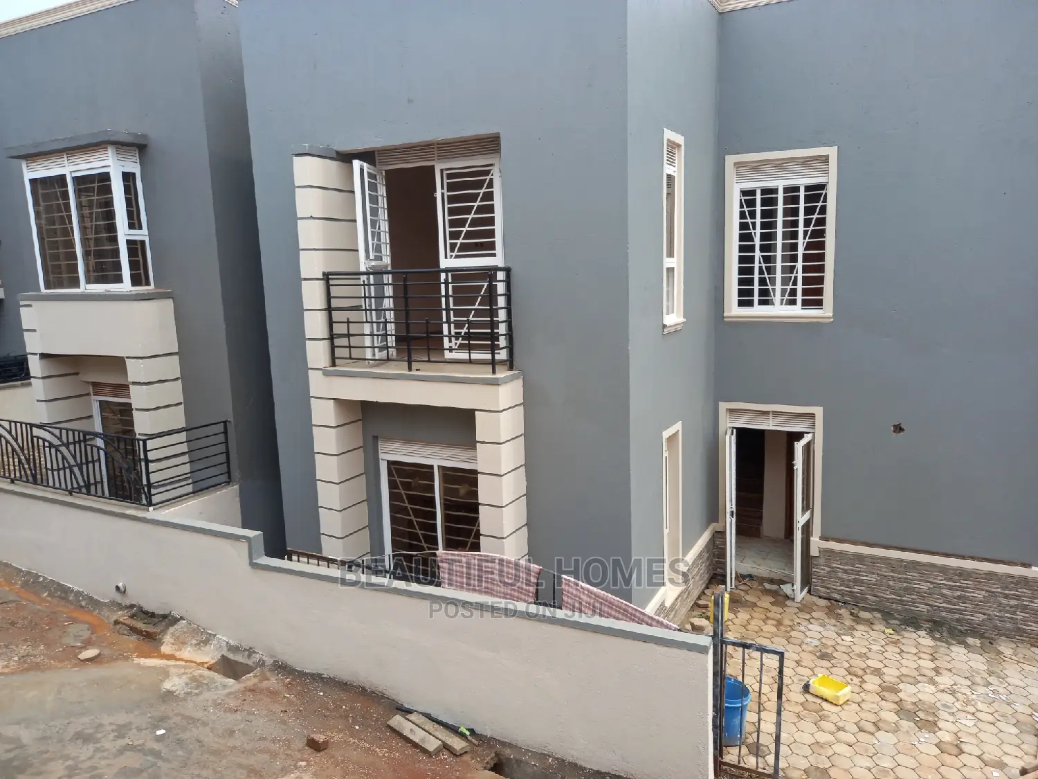 Furnished 4bdrm Townhouse/Terrace in Kira Tarmacked for Sale