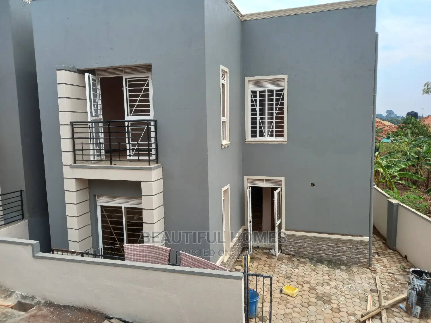 Furnished 4bdrm Townhouse/Terrace in Kira Tarmacked for Sale