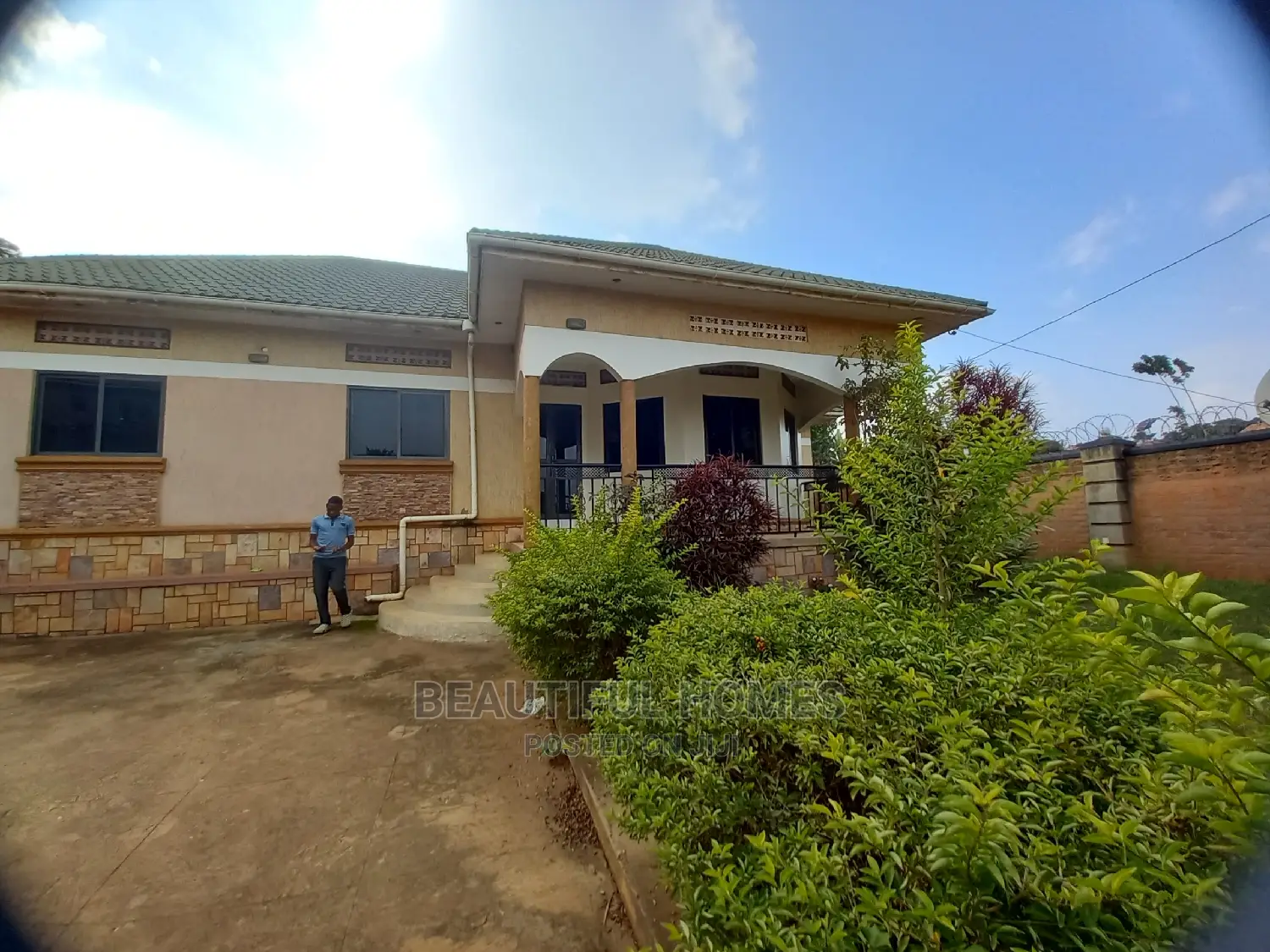 Furnished 3bdrm House in Kira Organised for Sale