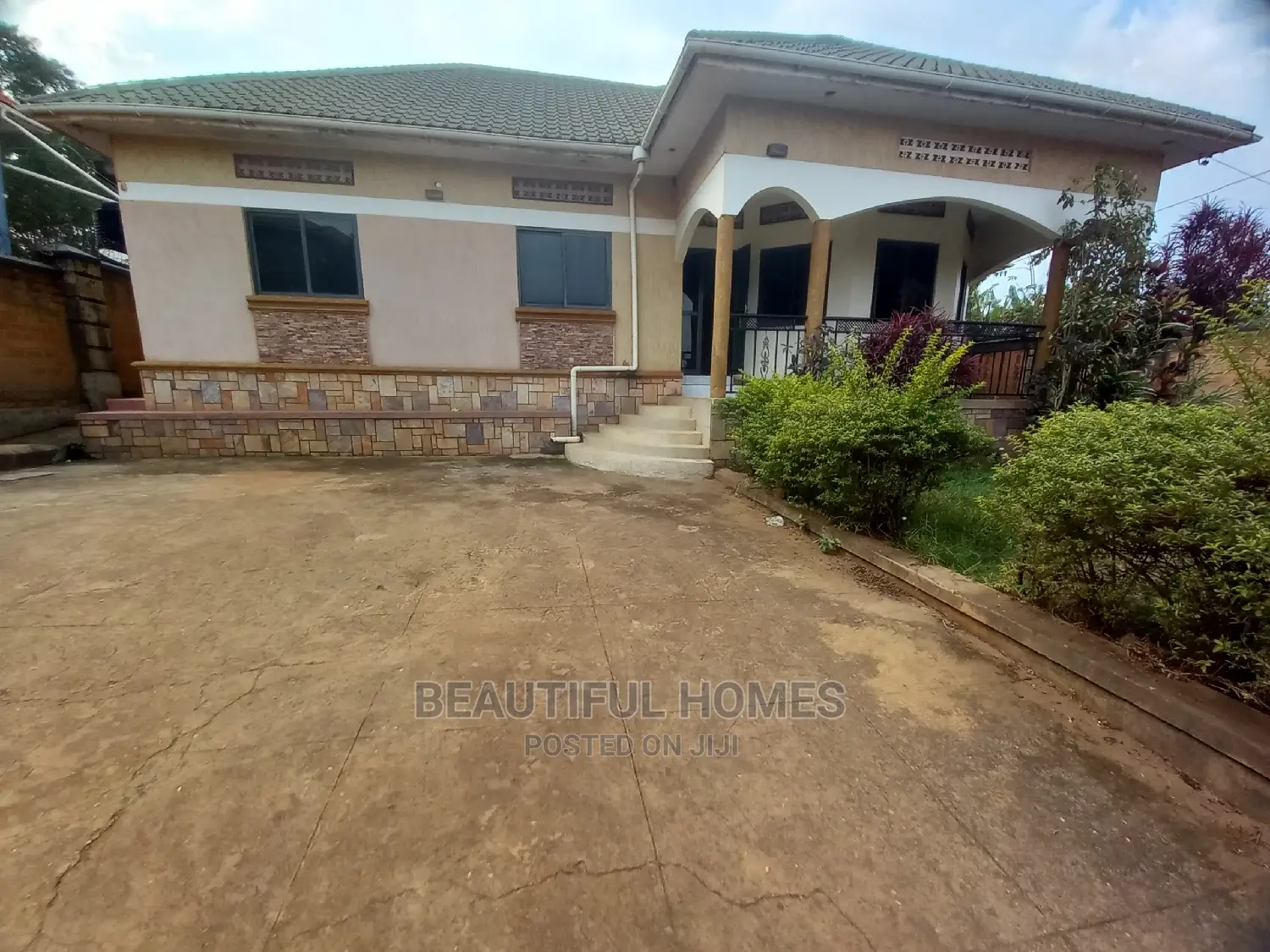 Furnished 3bdrm Bungalow in Kira for Sale