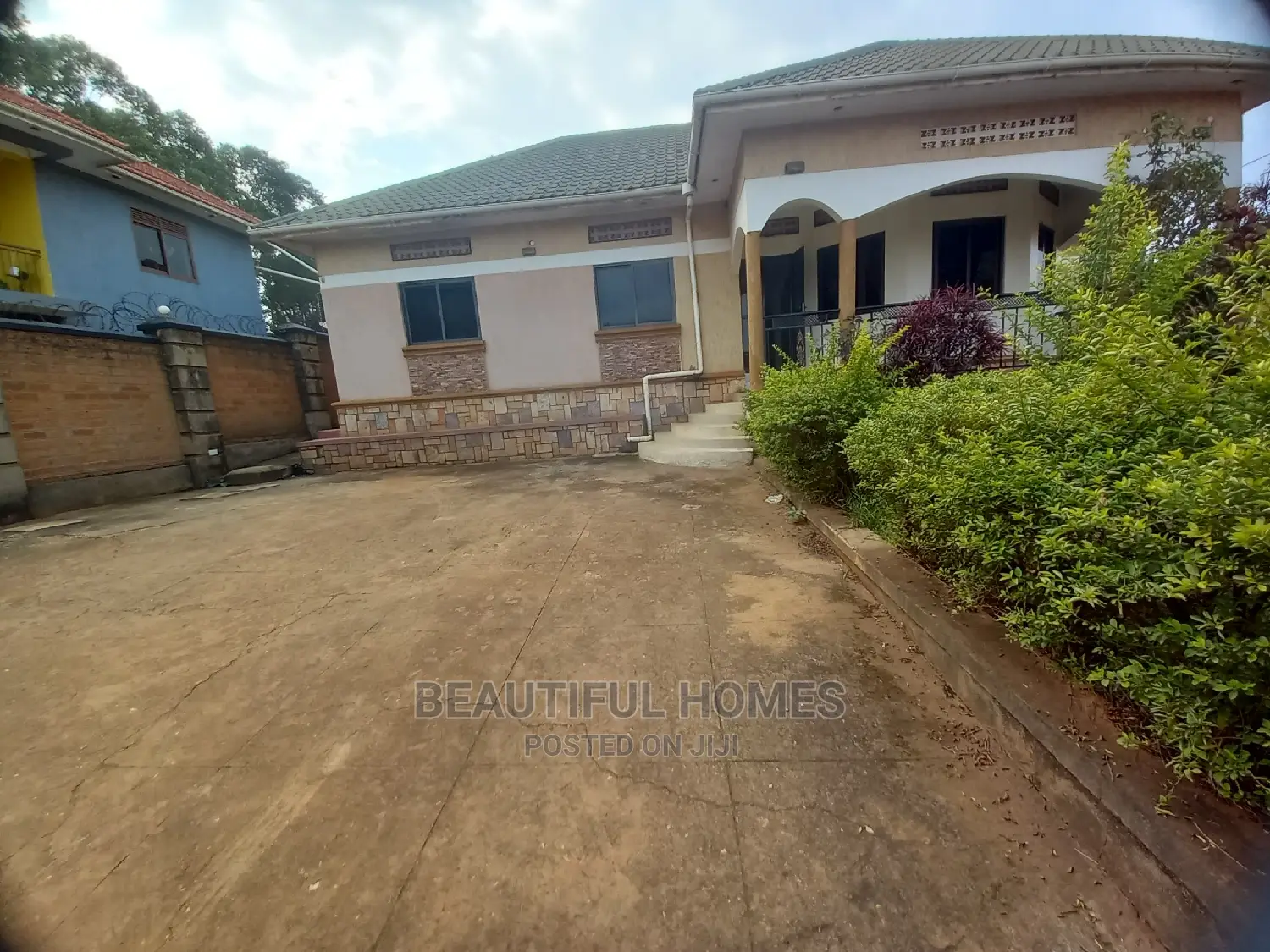 Furnished 4bdrm Bungalow in Kira Corporates for Sale