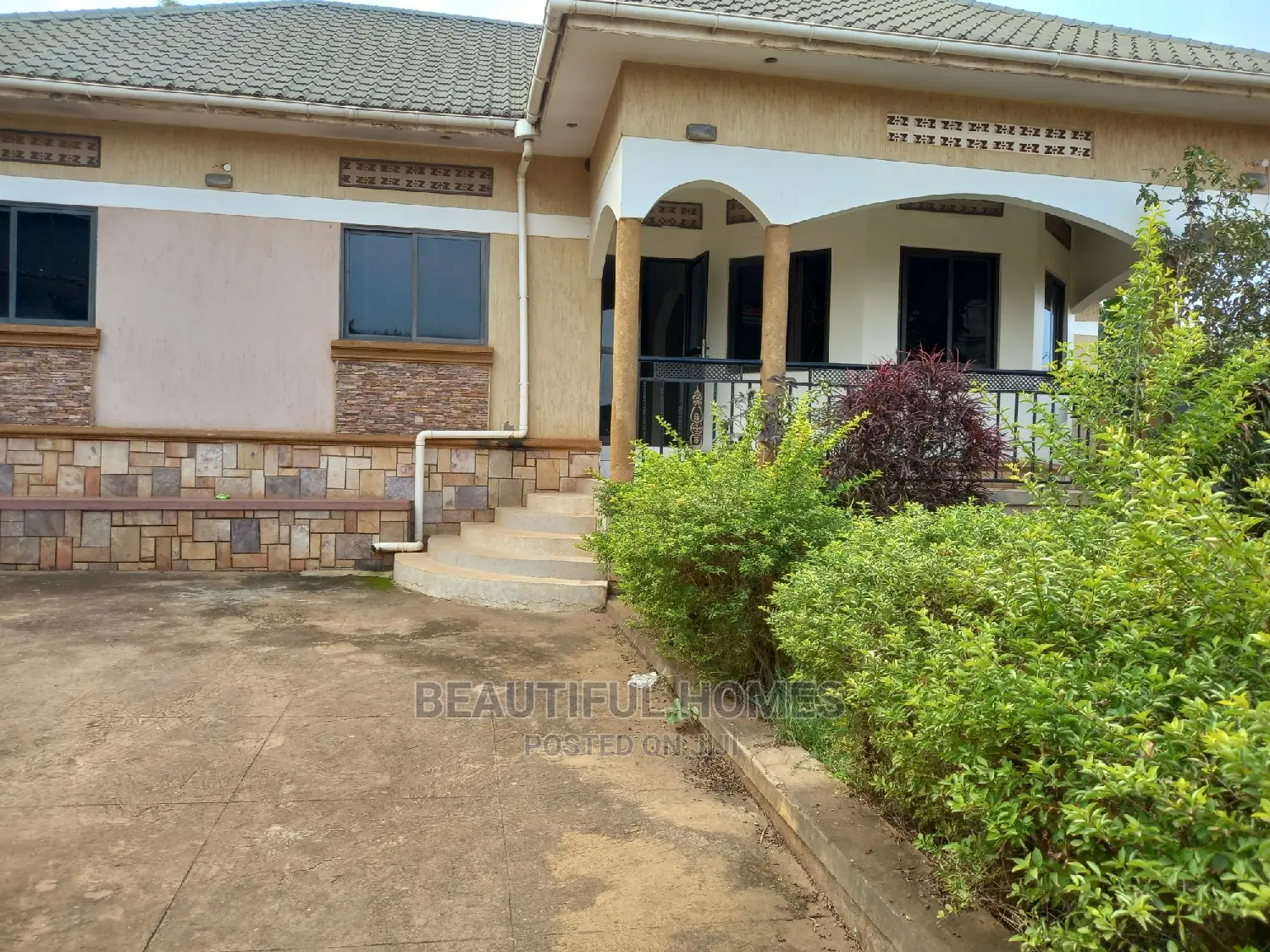 Furnished 4bdrm Bungalow in Kira Corporates for Sale
