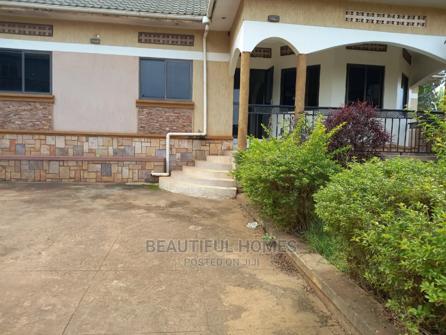 Furnished 4bdrm Bungalow in Kira Corporates for Sale