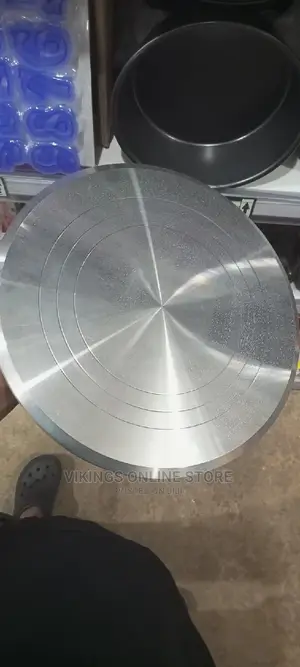 Rotating Metalic Cake Stand.