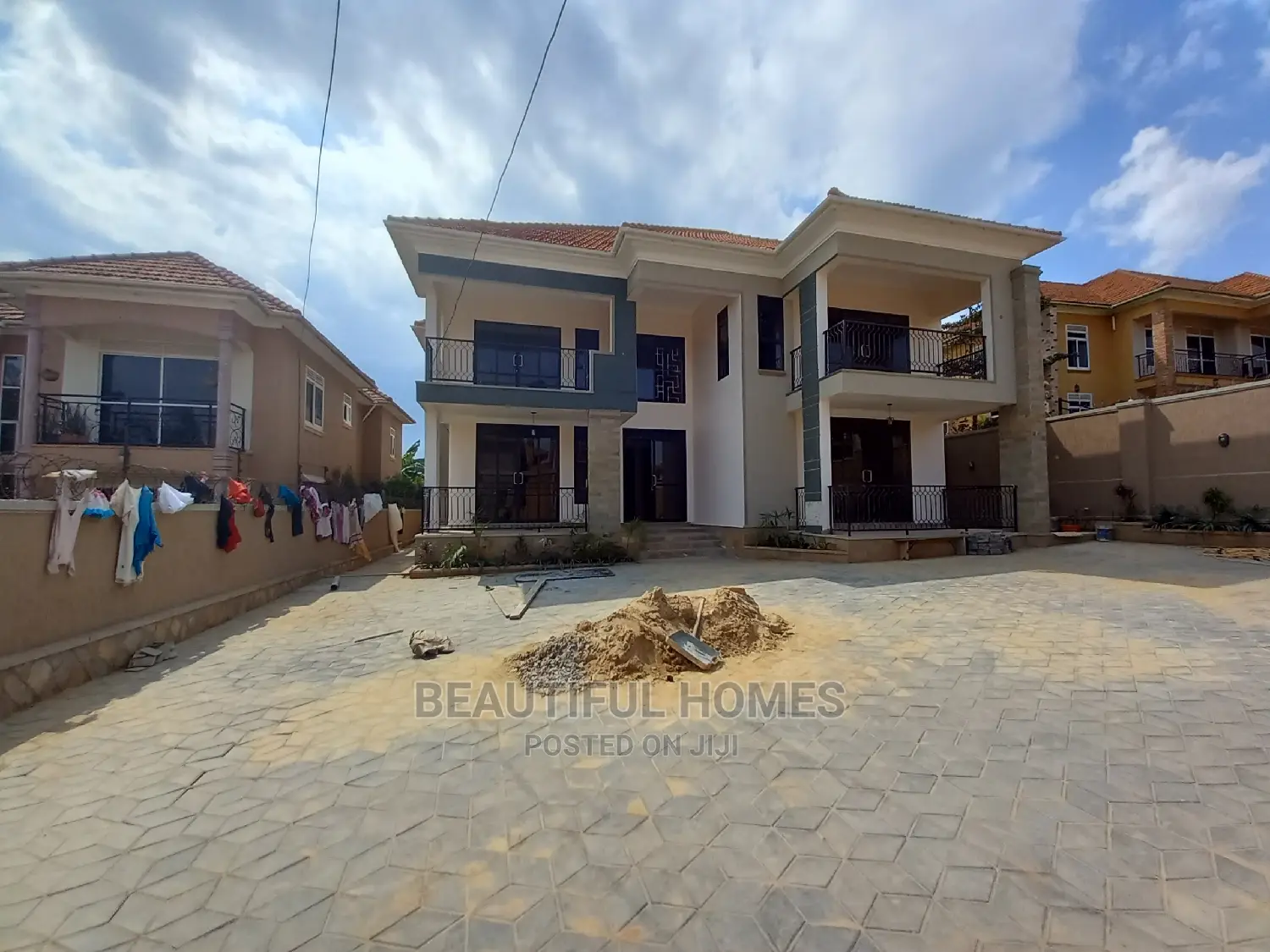 Furnished 6bdrm Mansion in Kira Corporate for Sale