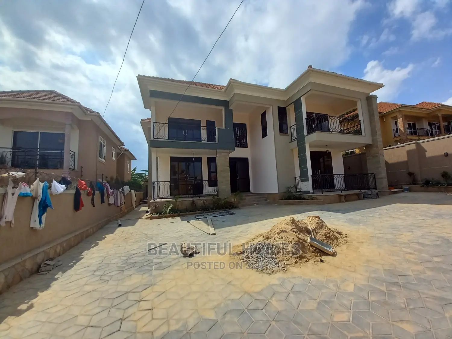 Furnished 6bdrm Mansion in Kira Corporate for Sale