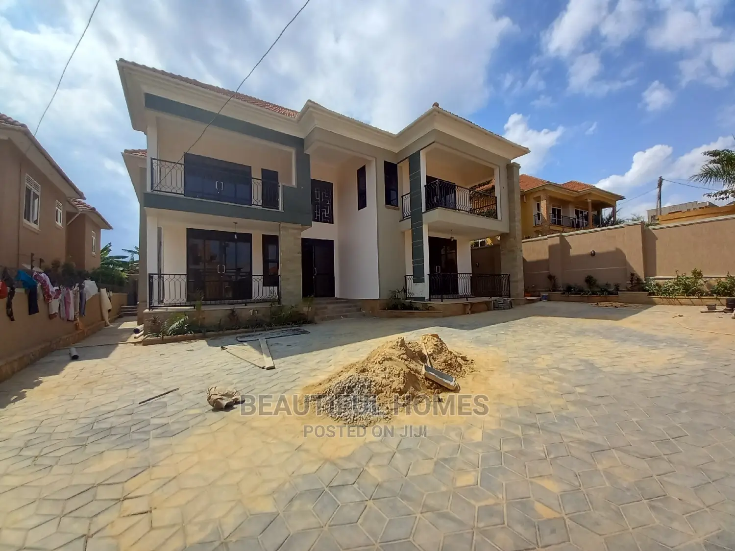 Furnished 6bdrm House in Kira Posh for Sale