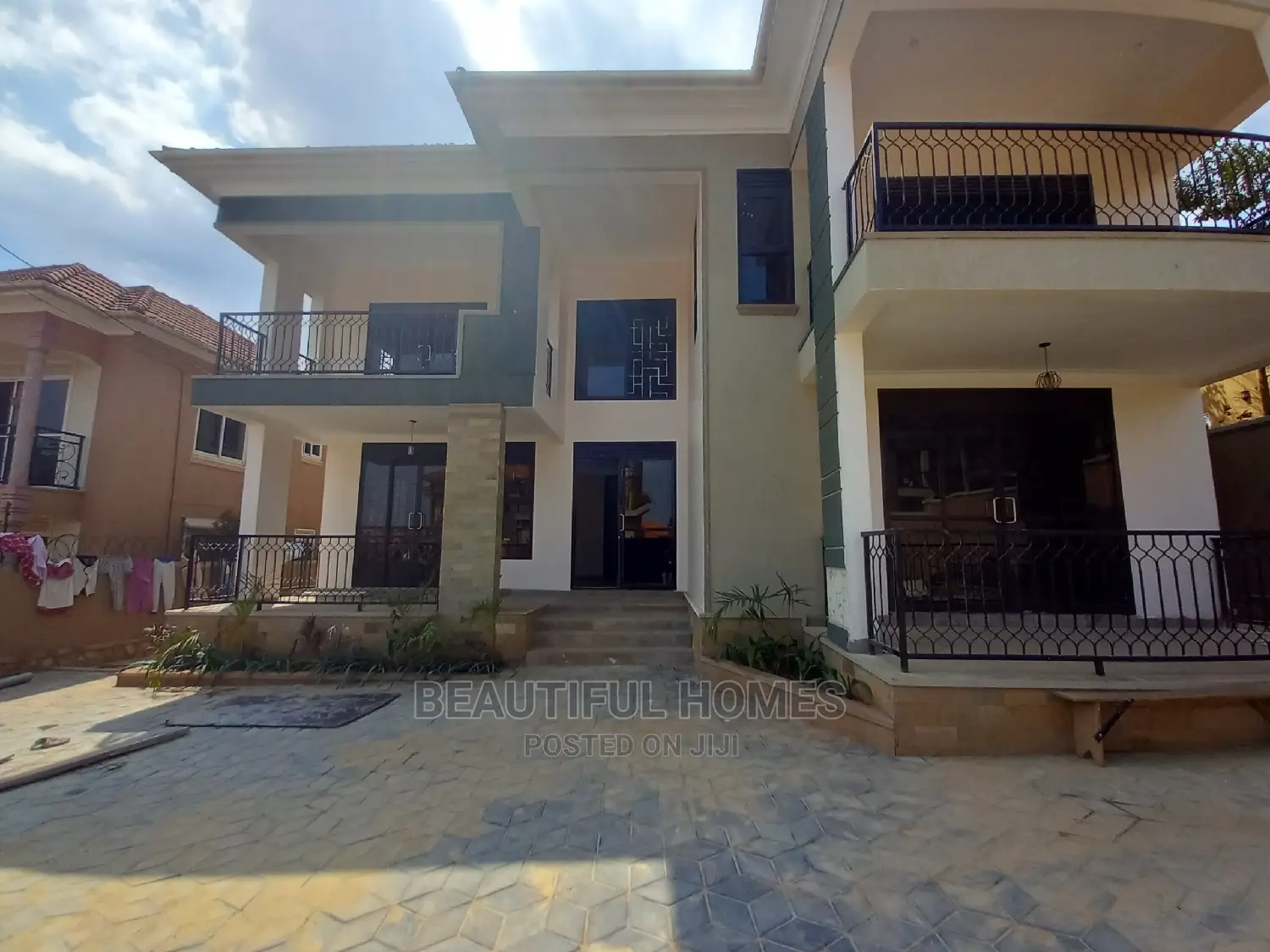 Furnished 6bdrm House in Kira Posh for Sale