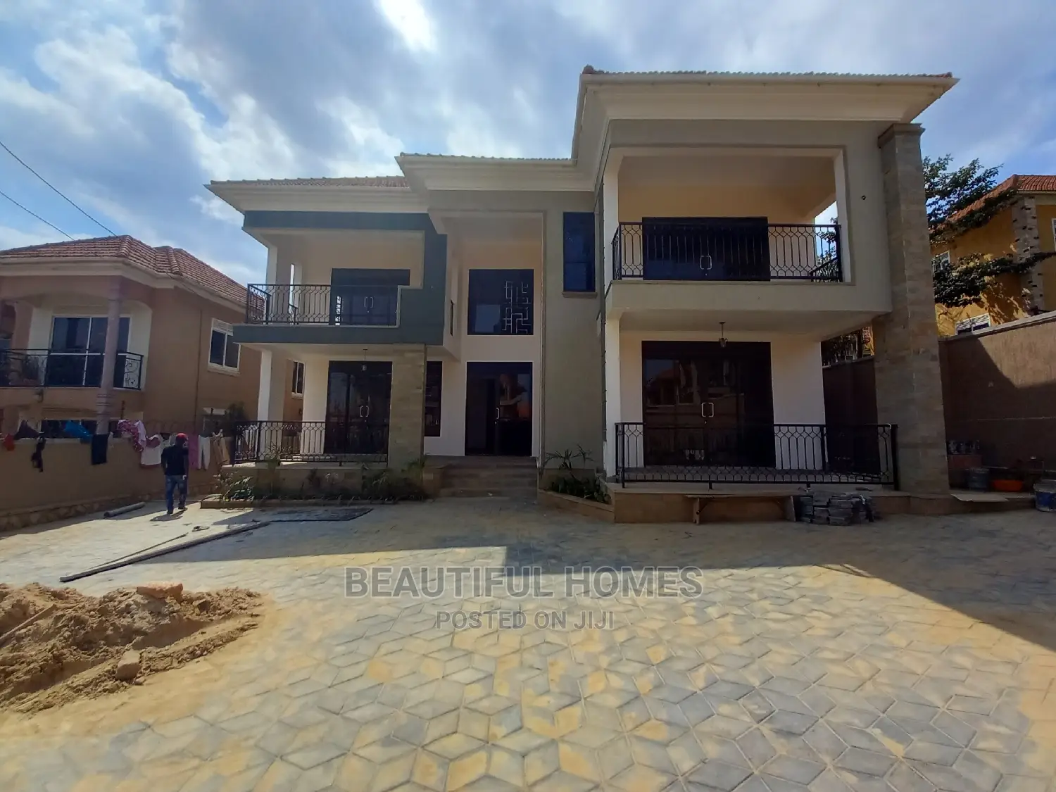 Furnished 6bdrm House in Kira Posh for Sale