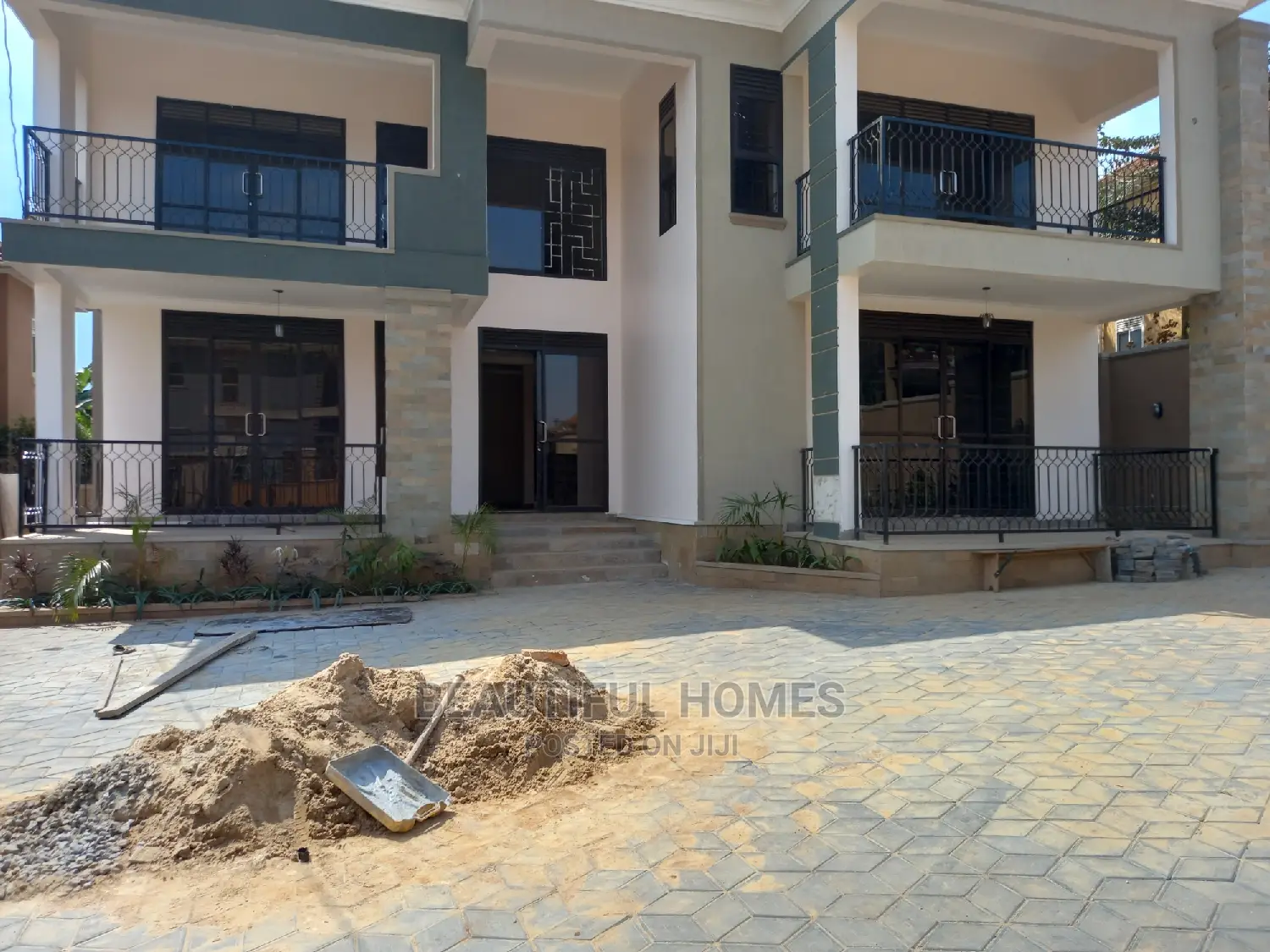 Furnished 6bdrm Mansion in Kira Richer for Sale