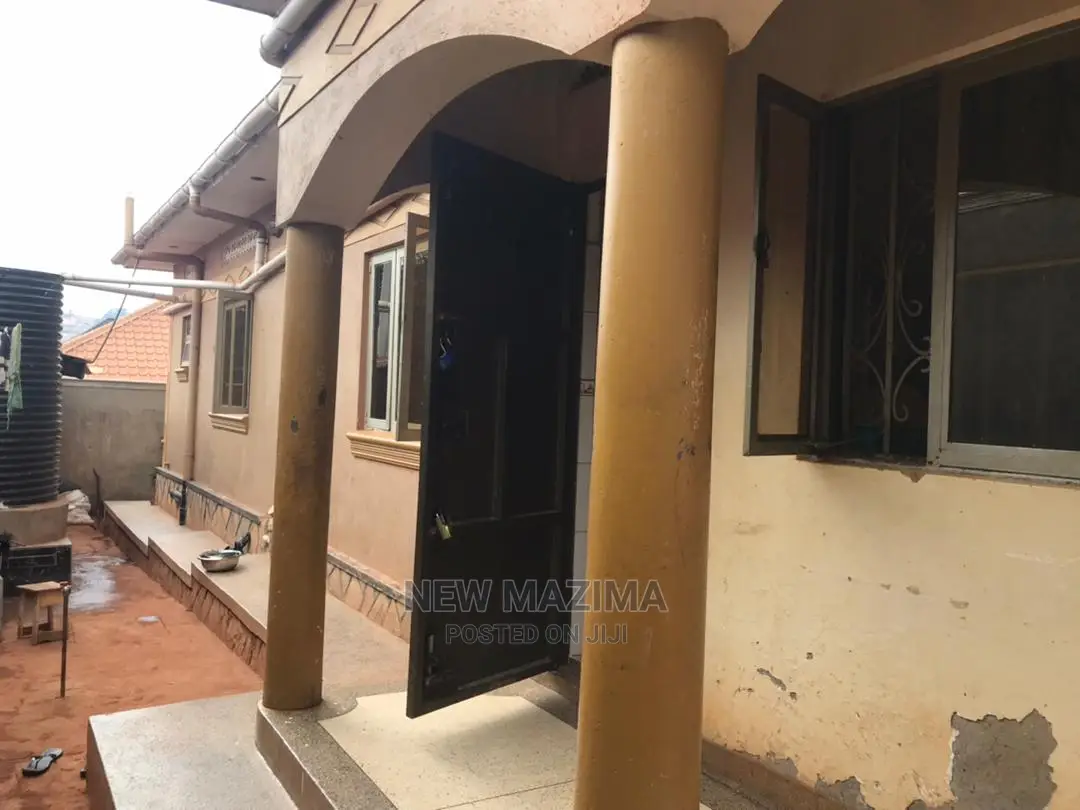 3bdrm Bungalow in Seguku Ntebe Rd, Central Division for sale