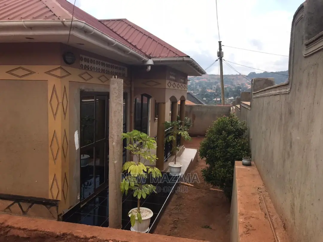 3bdrm Bungalow in Seguku Ntebe Rd, Central Division for sale