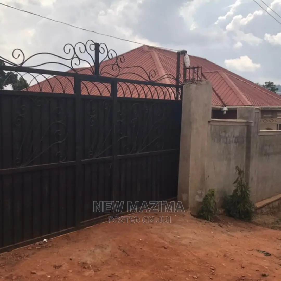 3bdrm Bungalow in Seguku Ntebe Rd, Central Division for sale