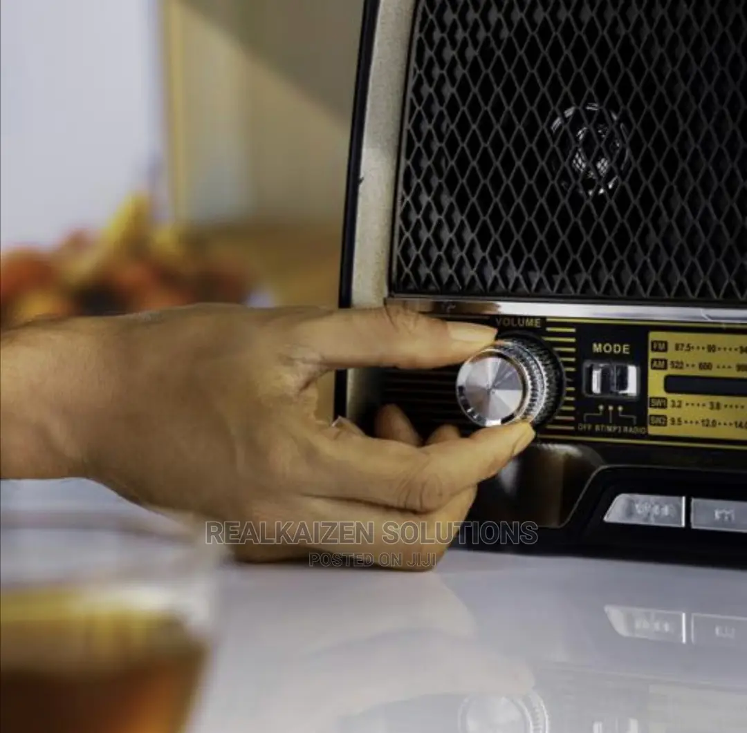 GEEPAS Rechargeable Retro Fm Bt Mp3 Aux USB TF Ac/Dc Radio