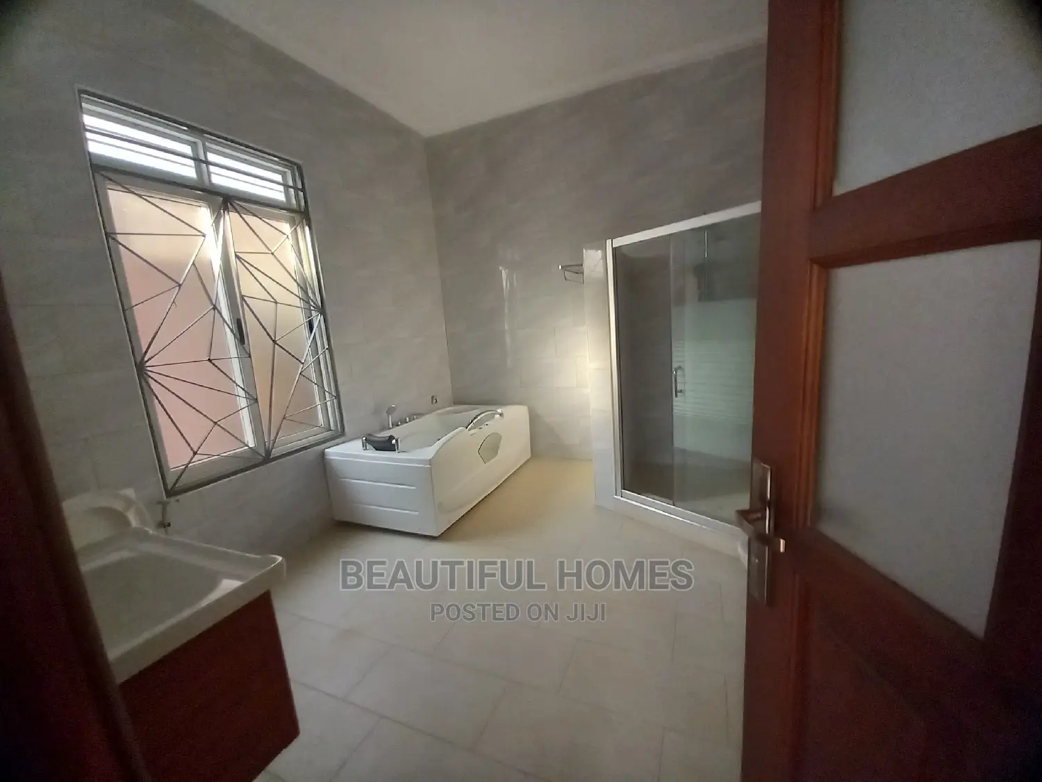 Furnished 6bdrm Mansion in Kira Posh for Sale