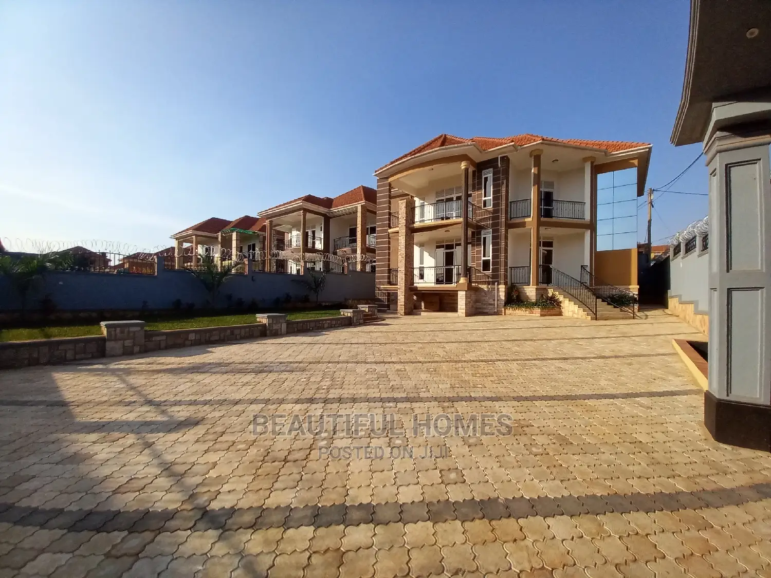 Furnished 6bdrm Mansion in Kira Tarmacked for Sale