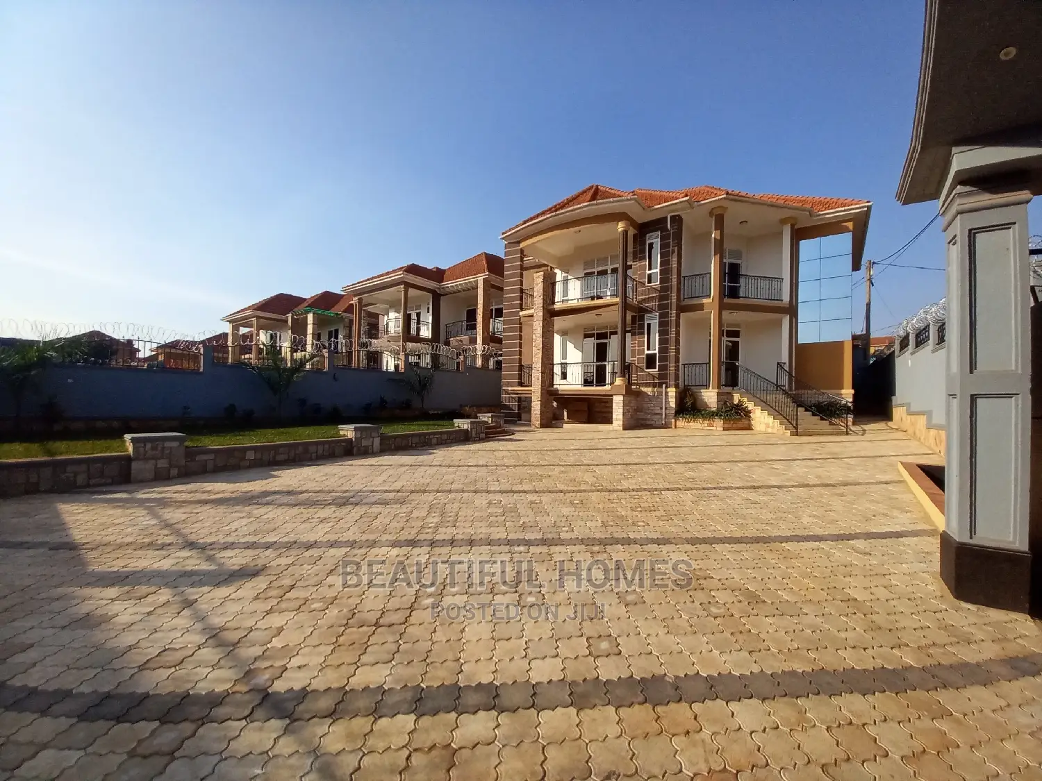 Furnished 6bdrm Mansion in Kira Tarmacked for Sale