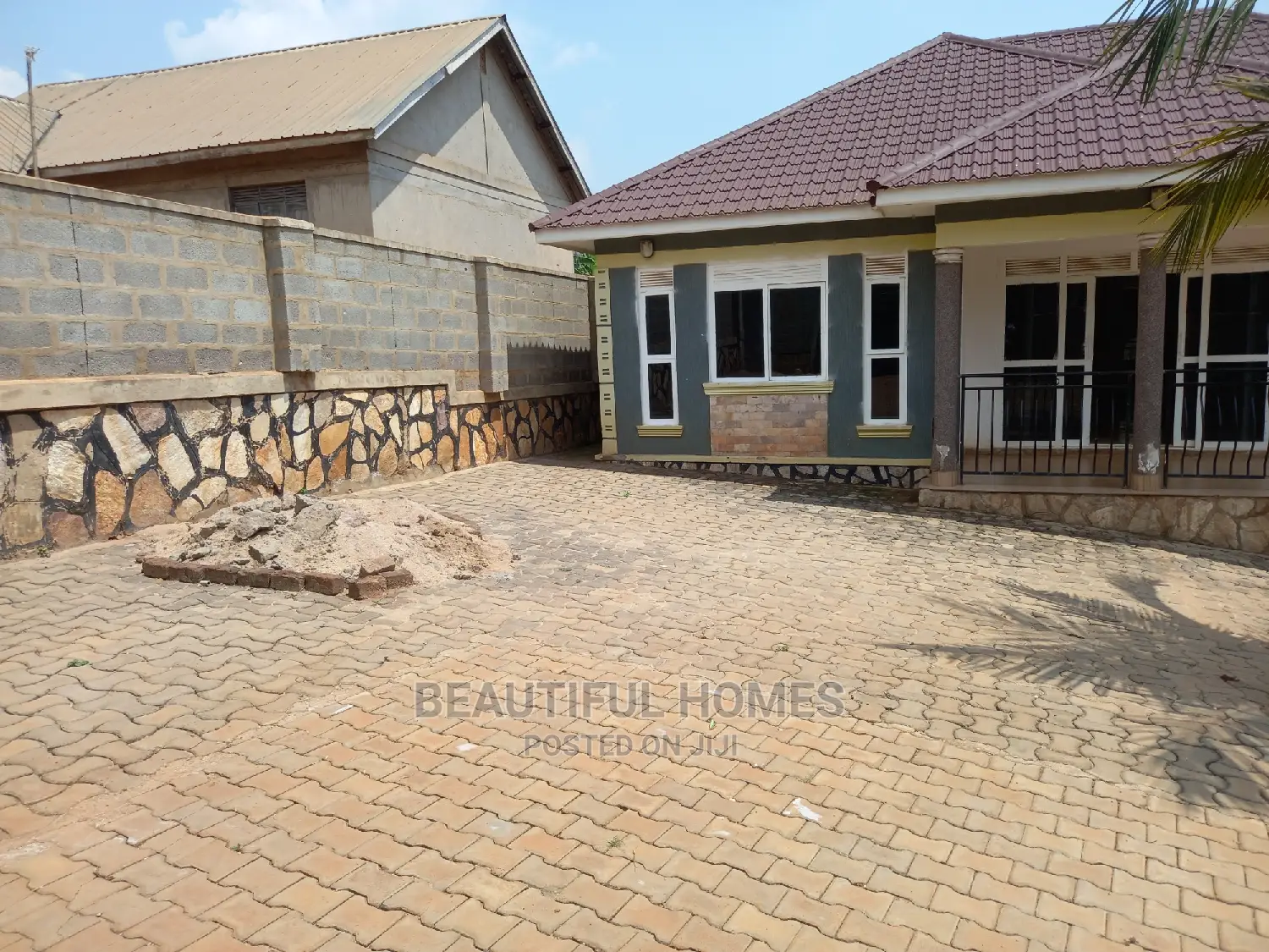 Furnished 3bdrm House in Kira Organised for Sale