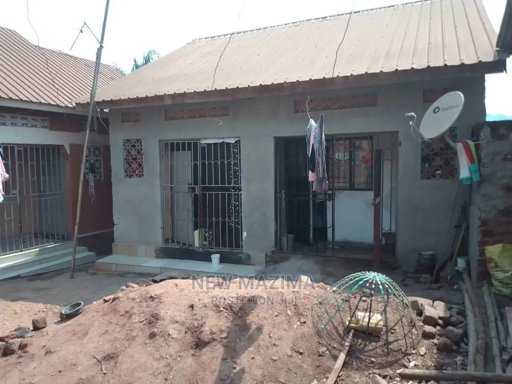 6bdrm House in Salaama, Central Division for Sale
