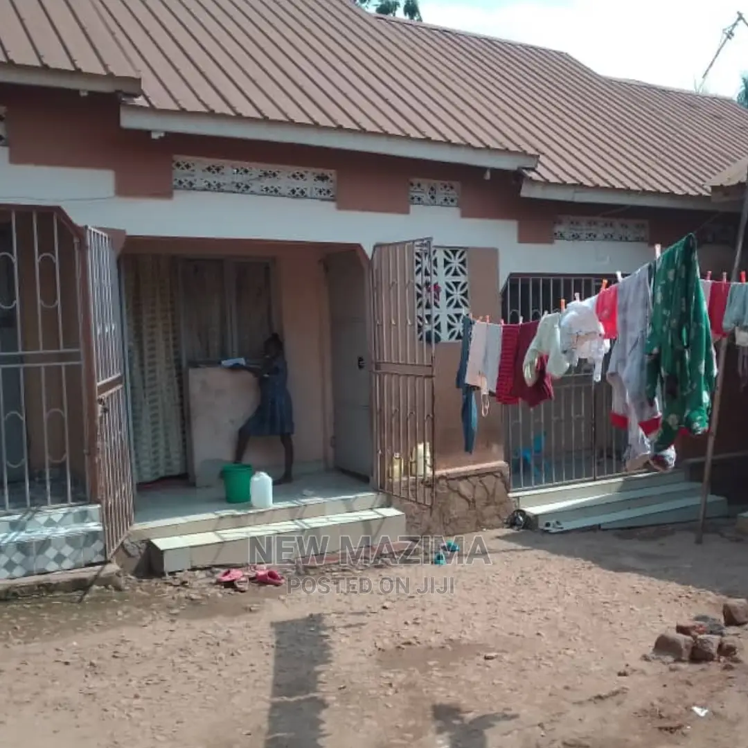 6bdrm House in Salaama, Central Division for Sale