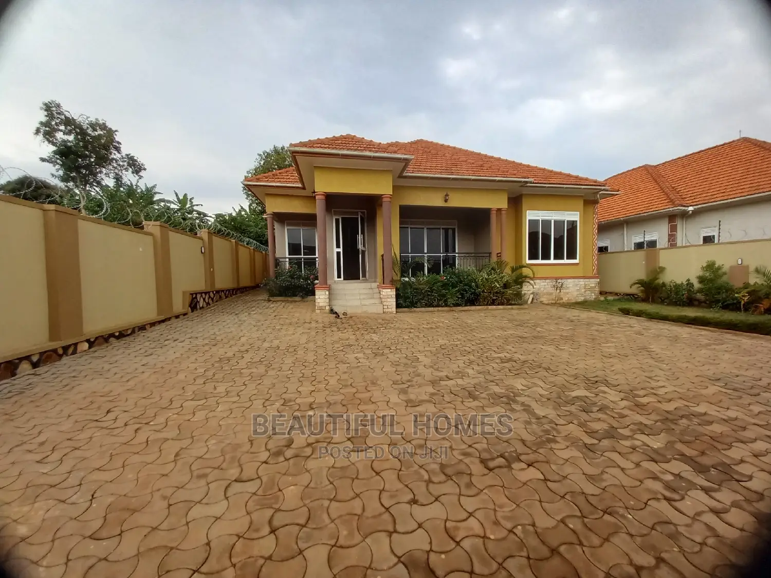 Furnished 4bdrm Bungalow in Kira Posh for Sale
