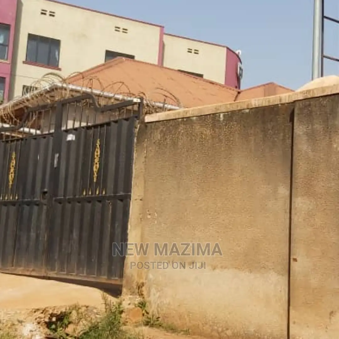 5bdrm House in Zana Town, Central Division for Sale