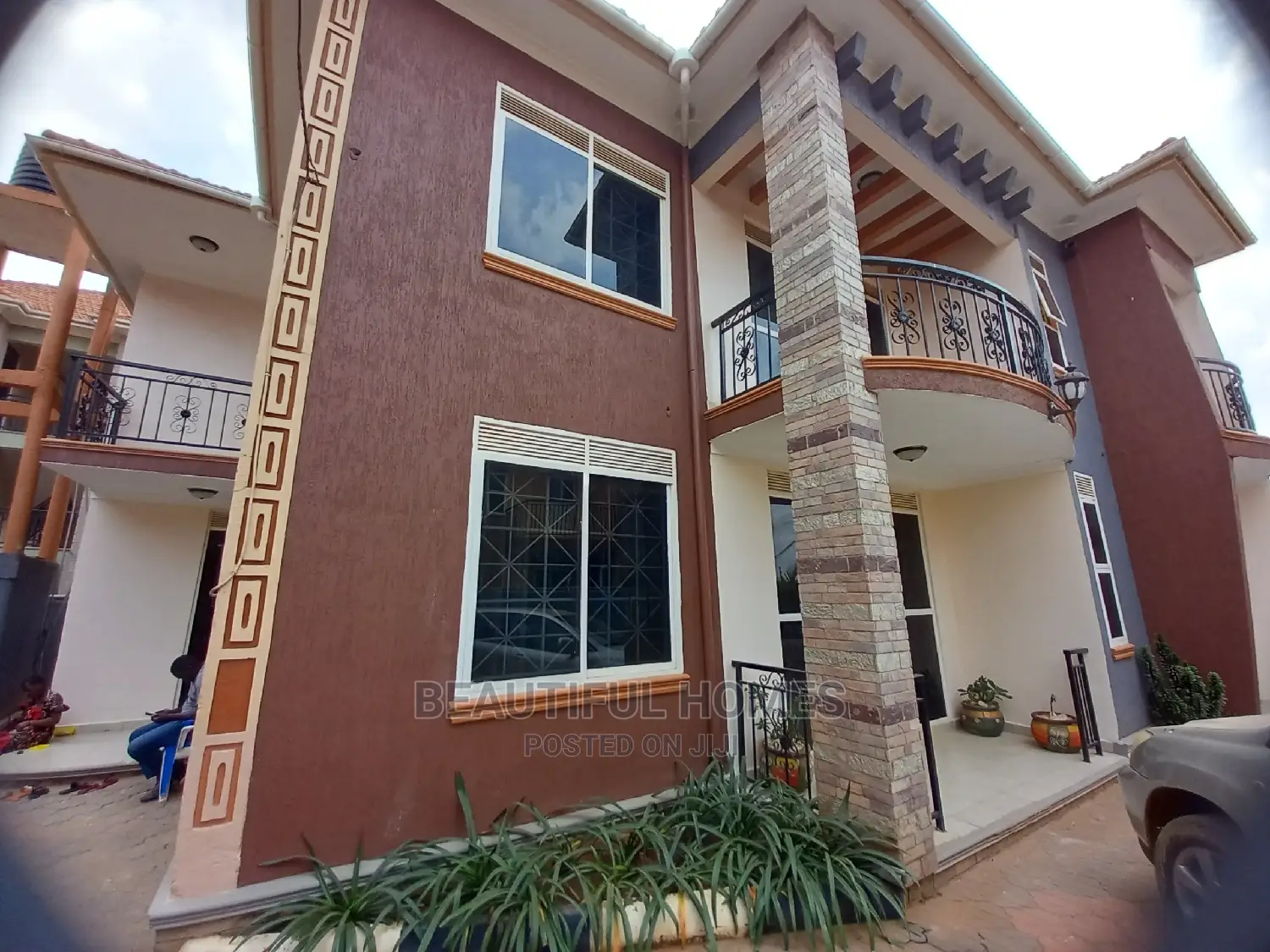 Furnished 5bdrm Duplex in Kira Tarmack Access for Sale