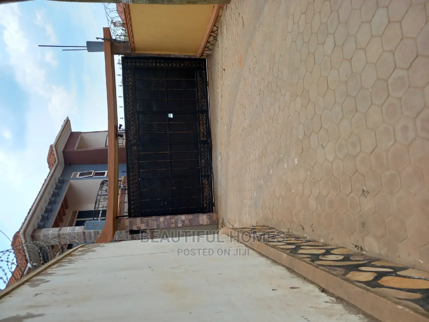 Furnished 5bdrm Duplex in Kira Tarmack Access for Sale