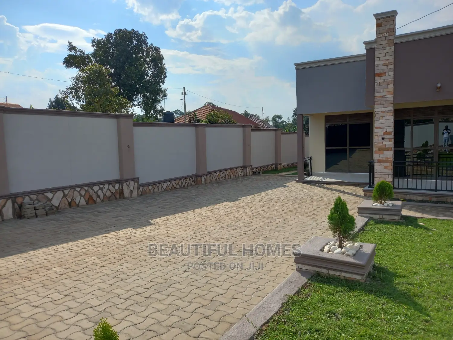 Furnished 4bdrm House in Kira for Sale
