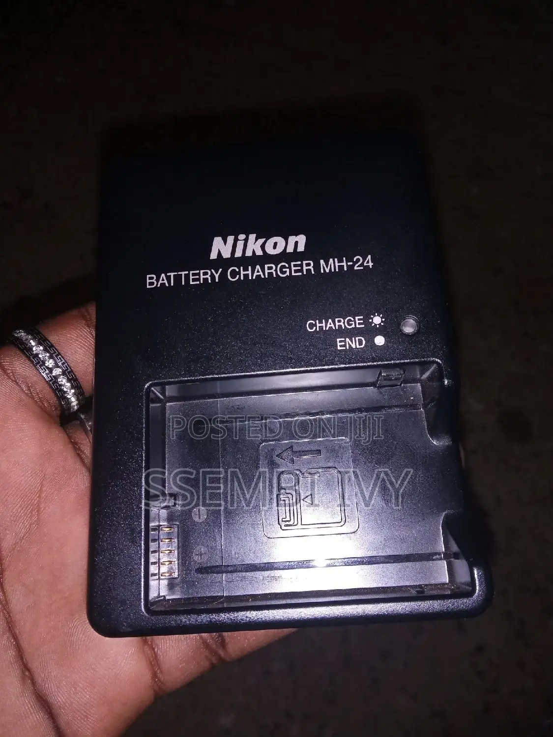 Nikon: Charger.