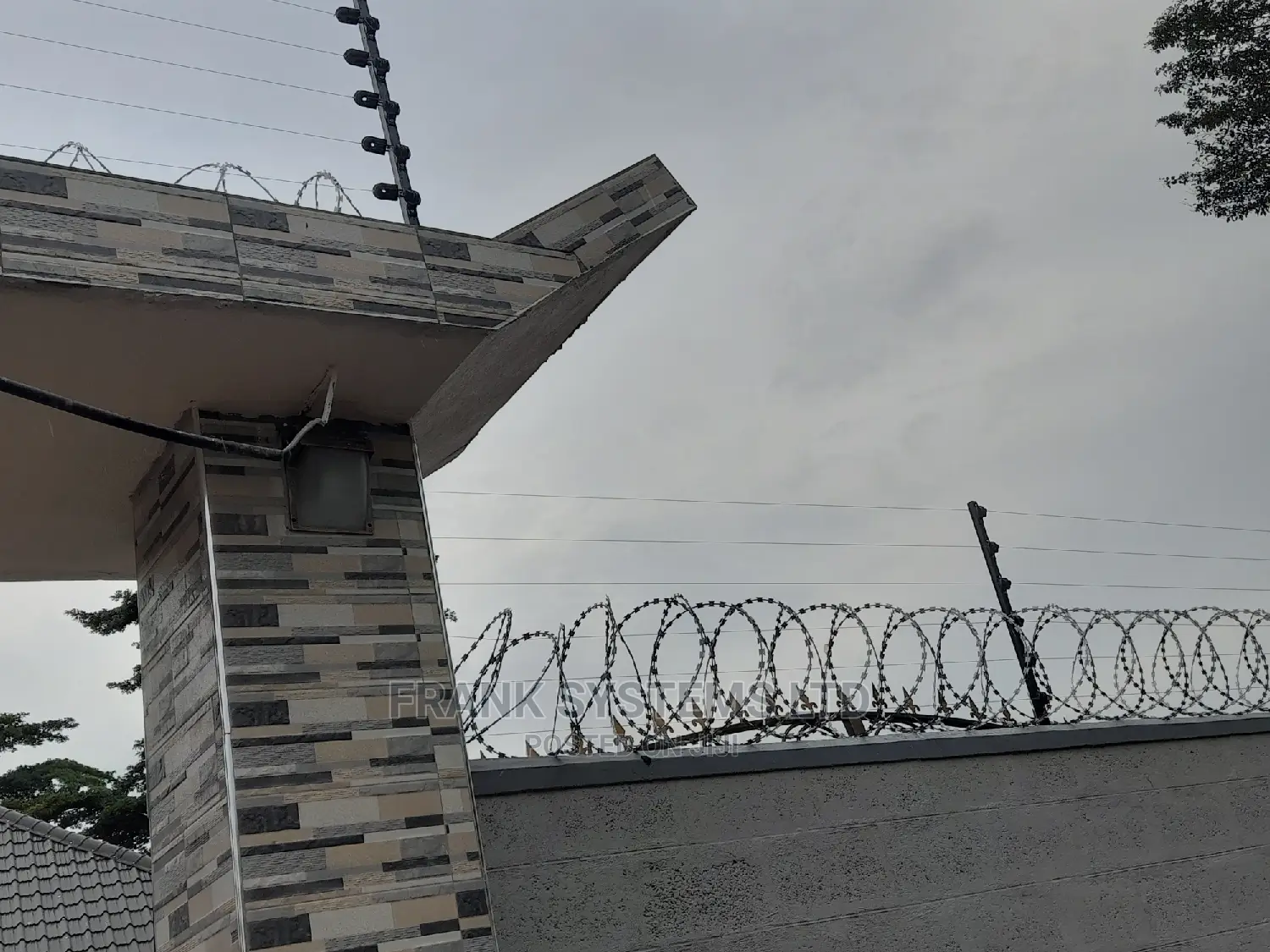Electric Fence System With Razor Wire 