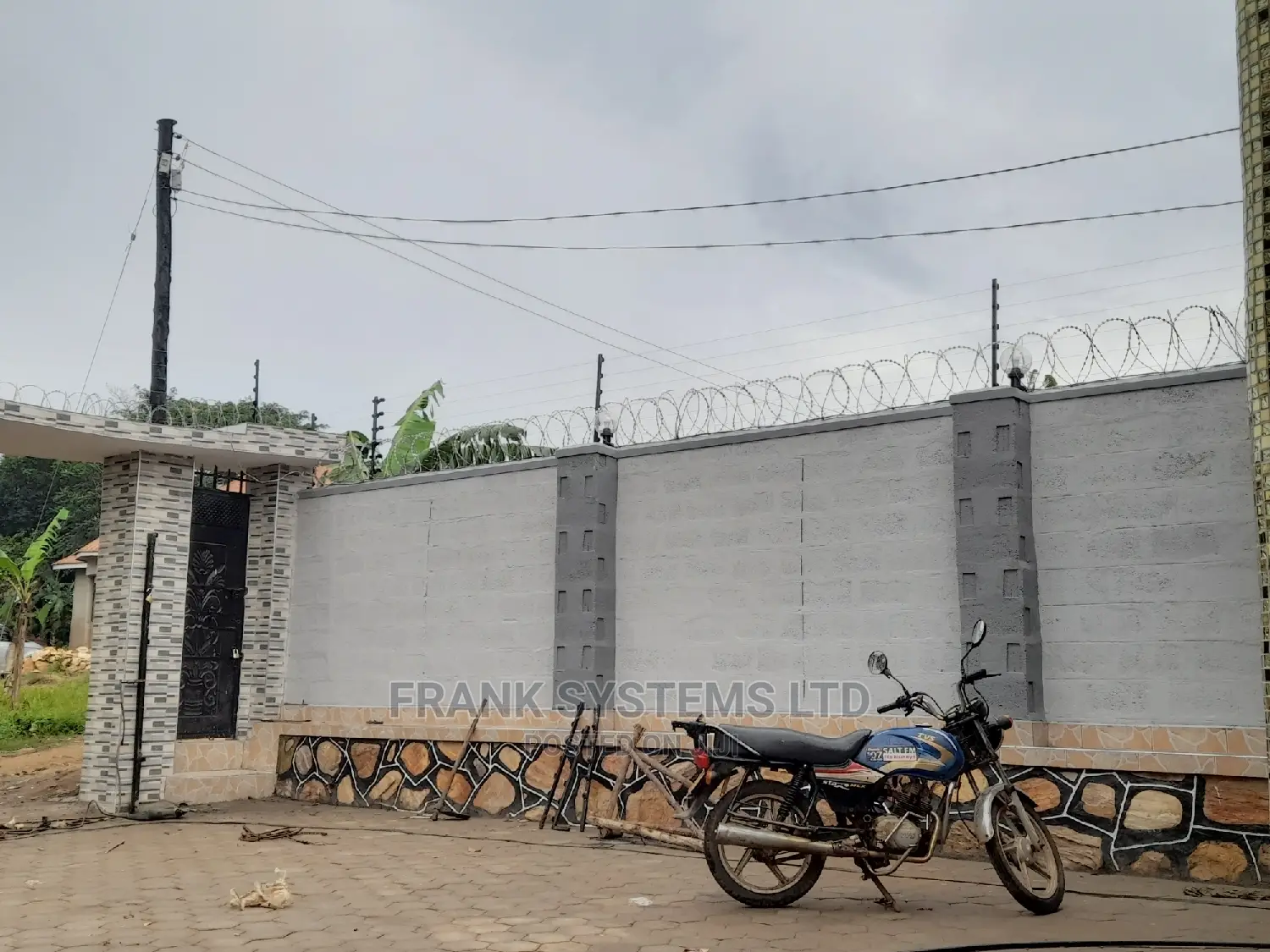 Electric Fence System With Razor Wire 
