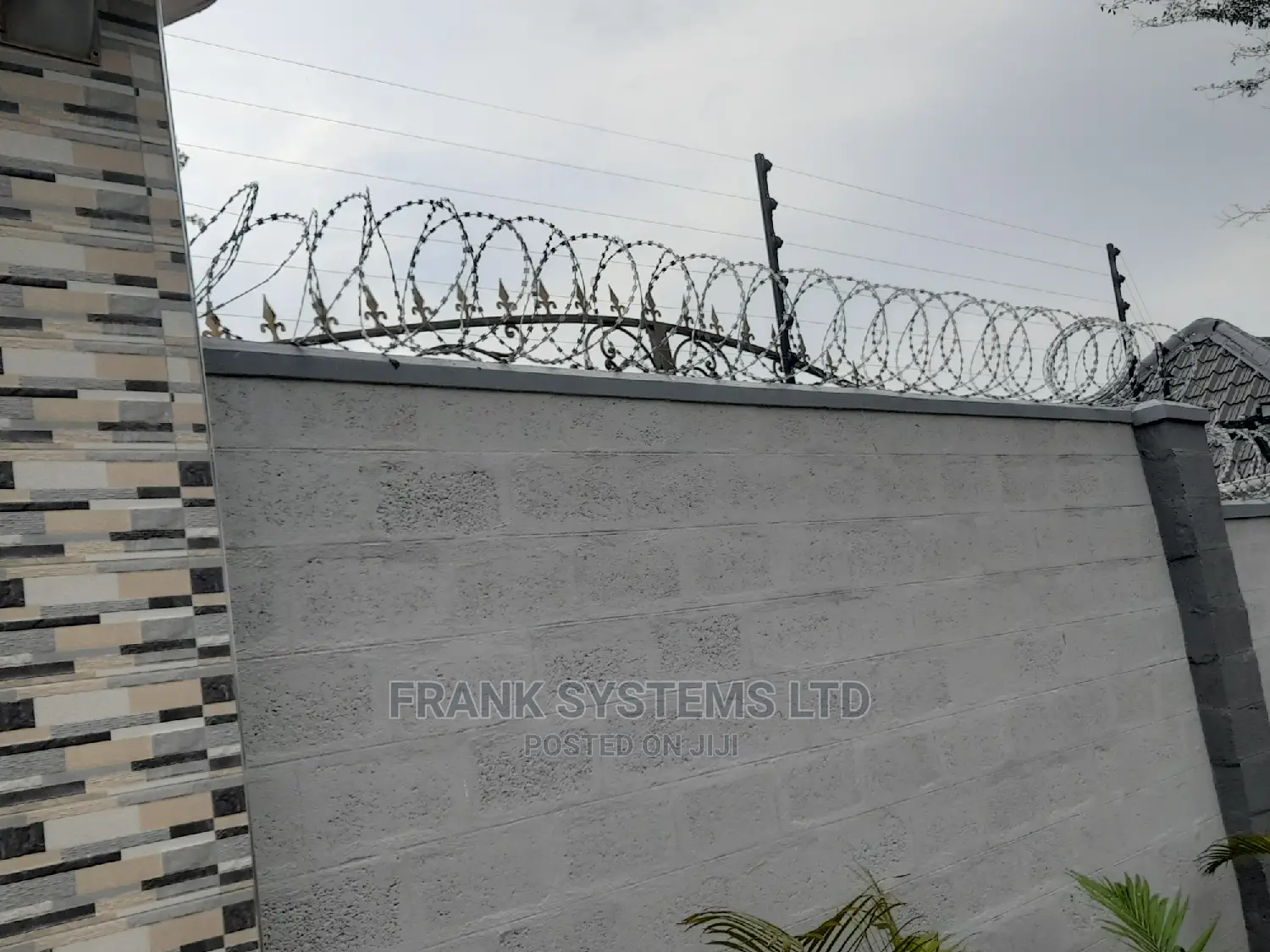 Electric Fence System With Razor Wire 