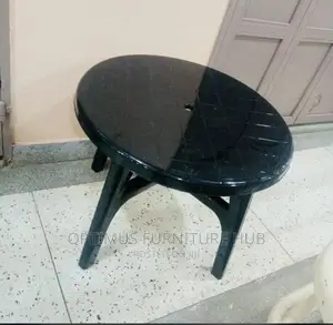 Round Plastic Table (Umbrella Whole)