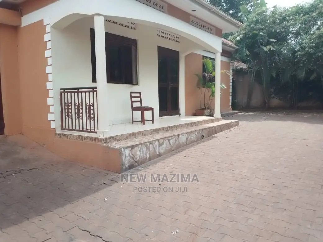 3bdrm Bungalow in Salaama Munyonyo Rd, Central Division for Rent