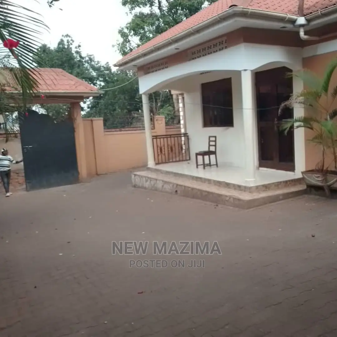 3bdrm Bungalow in Salaama Munyonyo Rd, Central Division for Rent