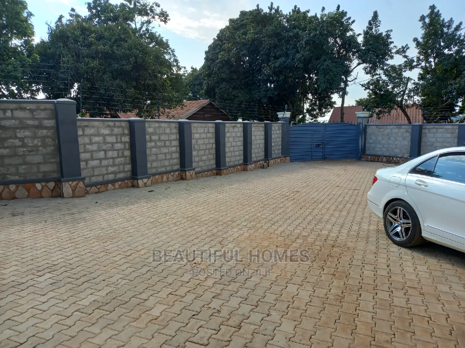 Furnished 2bdrm Apartment in Kira for Sale