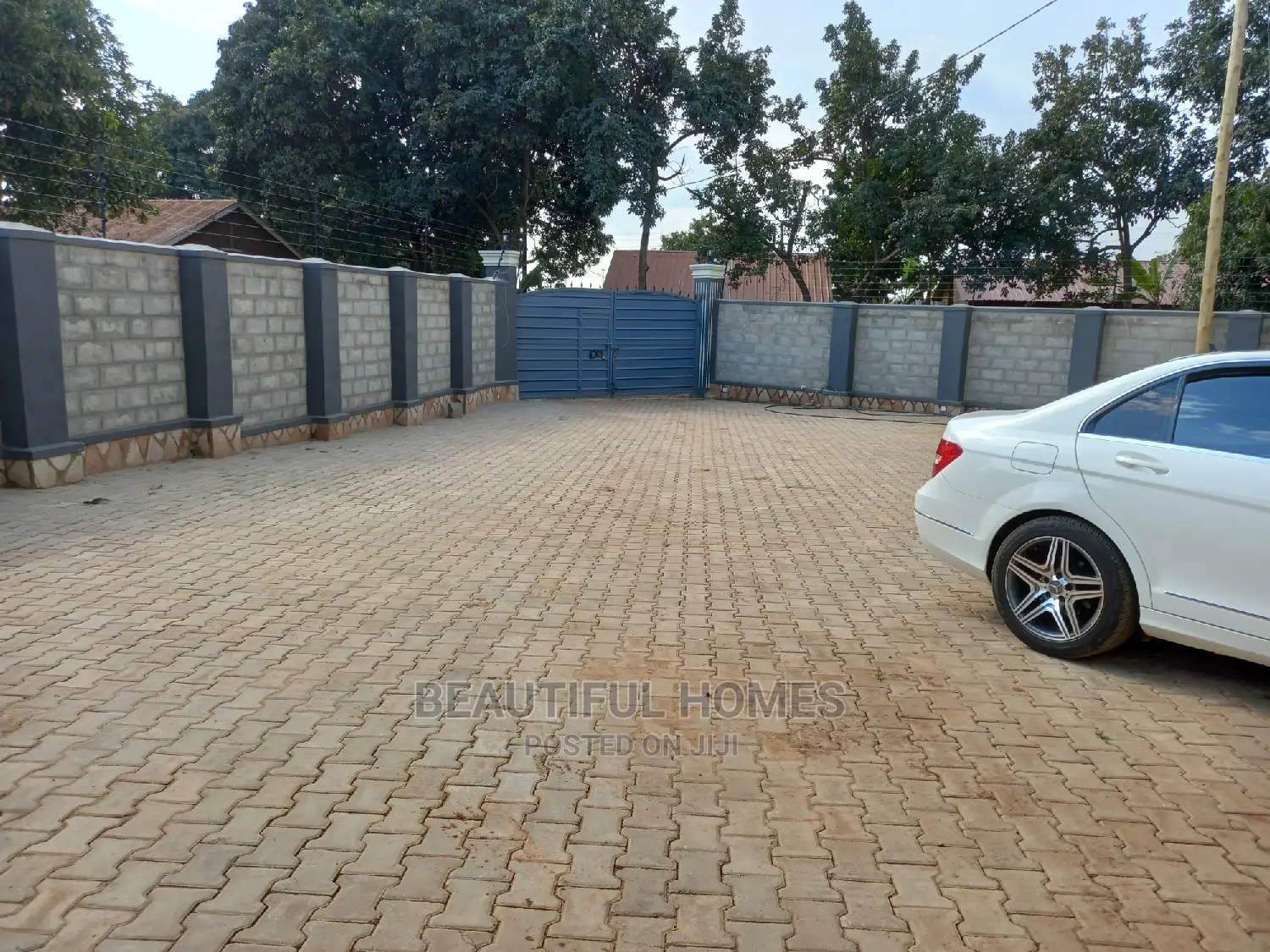 Furnished 2bdrm Apartment in Kira for Sale