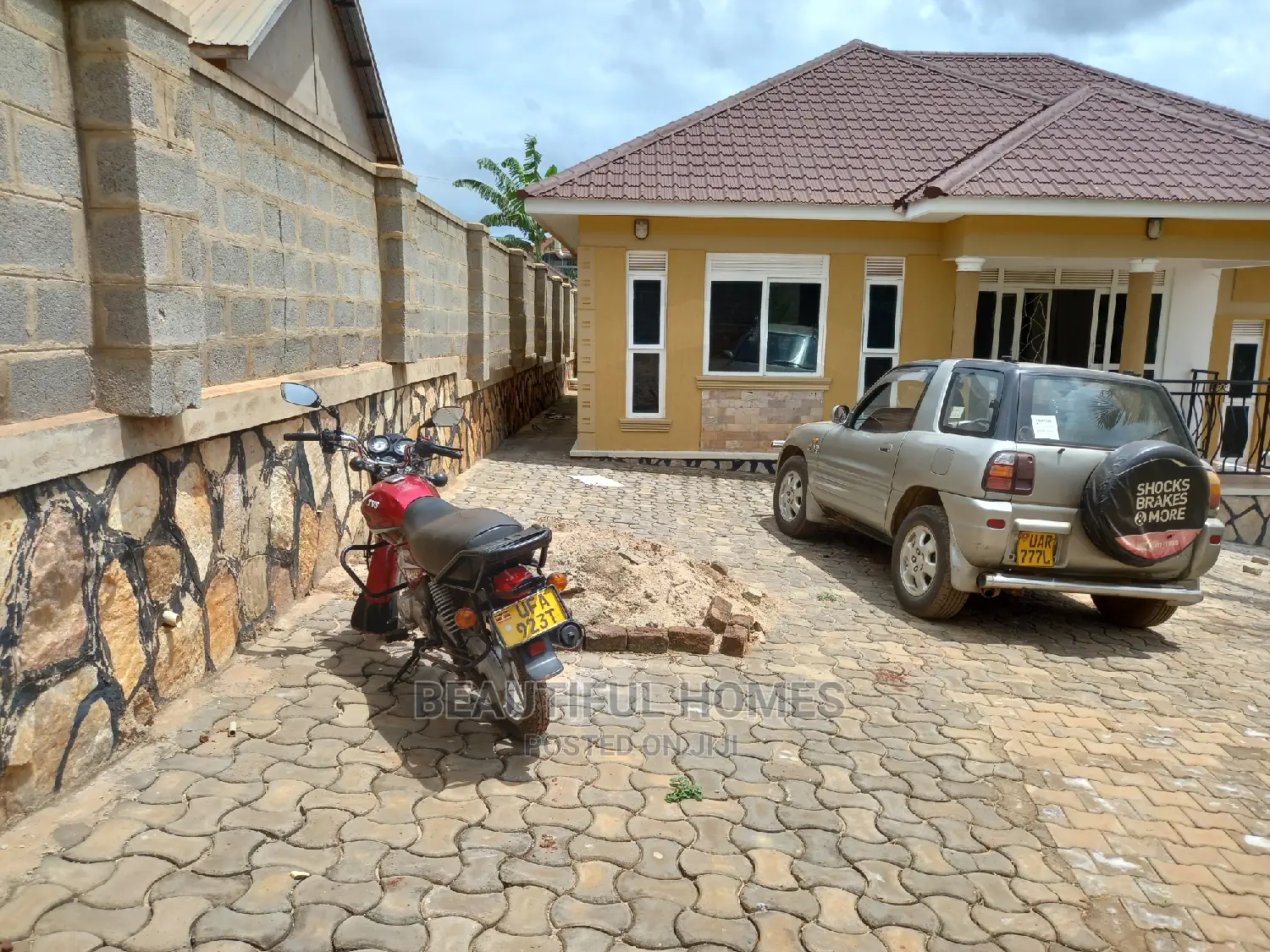 Furnished 3bdrm House in Kira Corporate for Sale