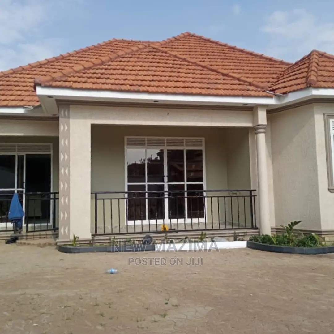 3bdrm Bungalow in Kitende Ntebe Rd, Central Division for Sale