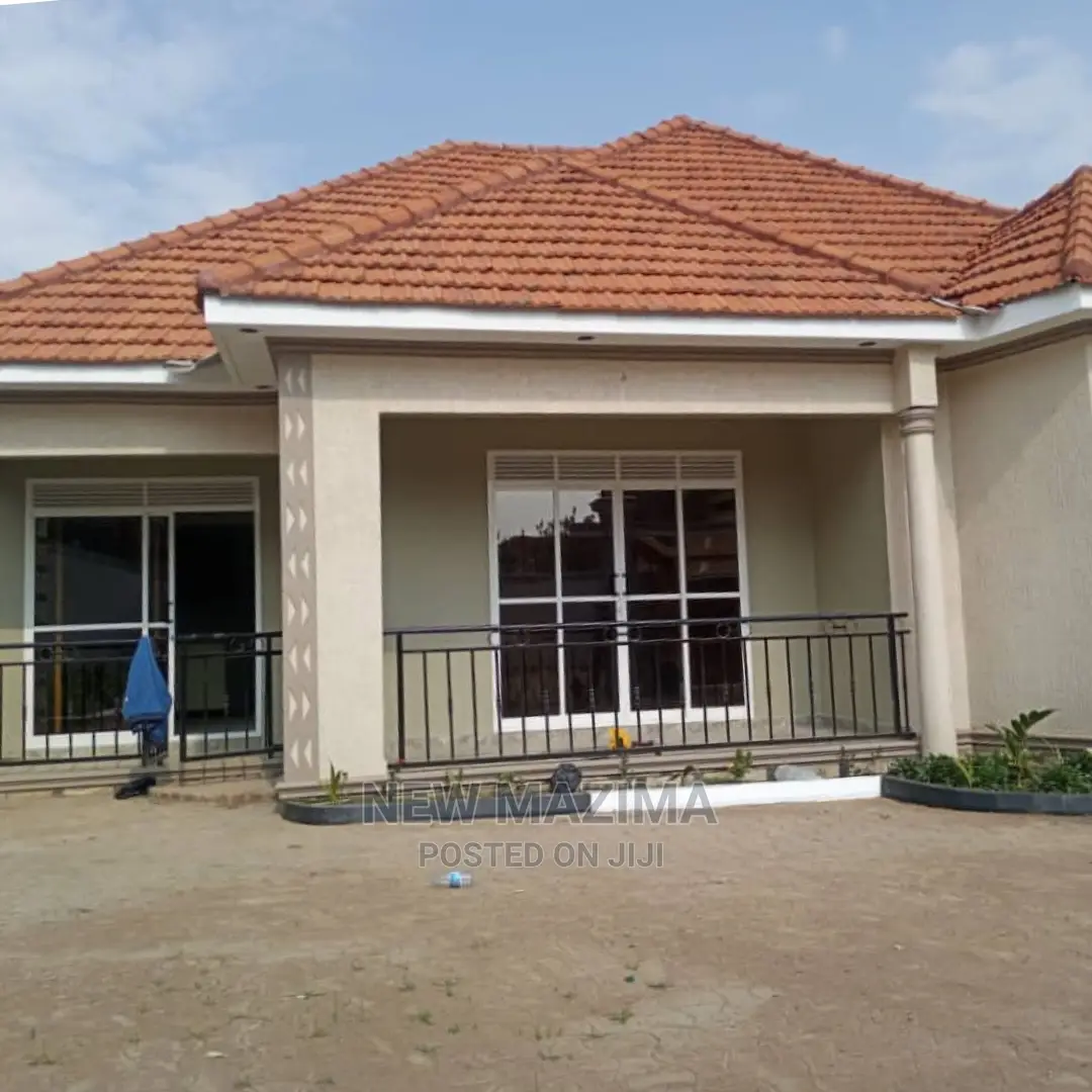 3bdrm Bungalow in Kitende Ntebe Rd, Central Division for Sale