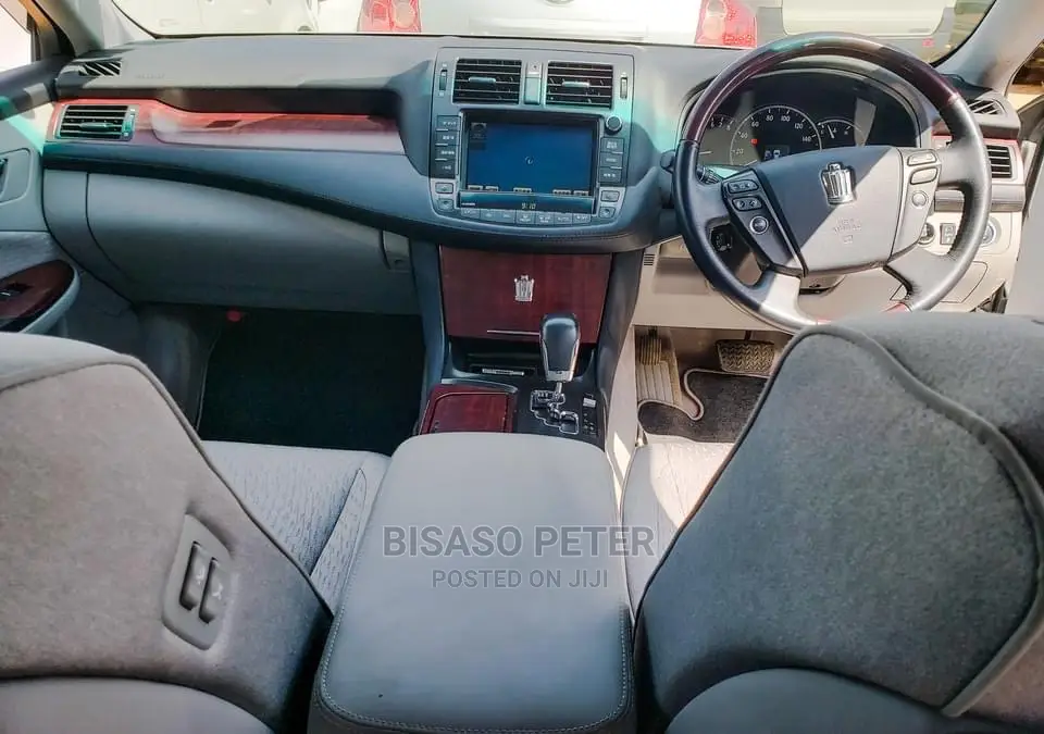 Toyota Crown Majesta 2009 Silver
