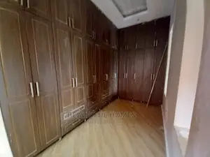 Furnished 6bdrm Mansion in Kisaasi Tarmacked, Central Division