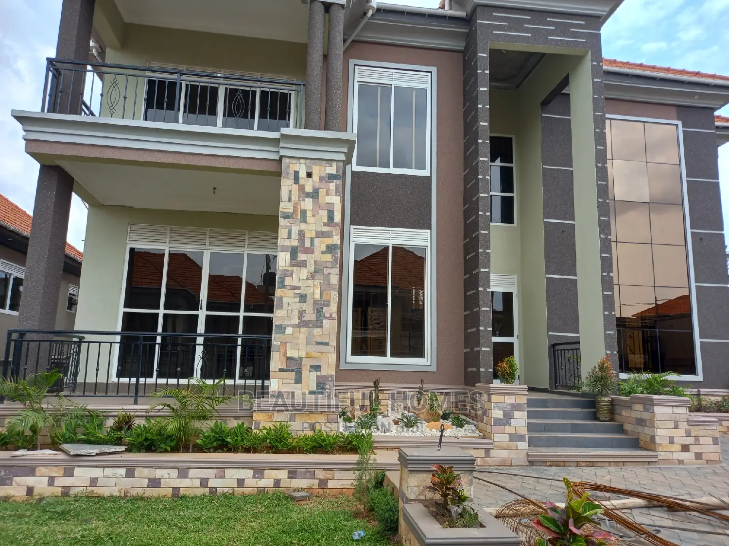 Furnished 7bdrm House in Kisaasi Wealthy, Central Division for Sale